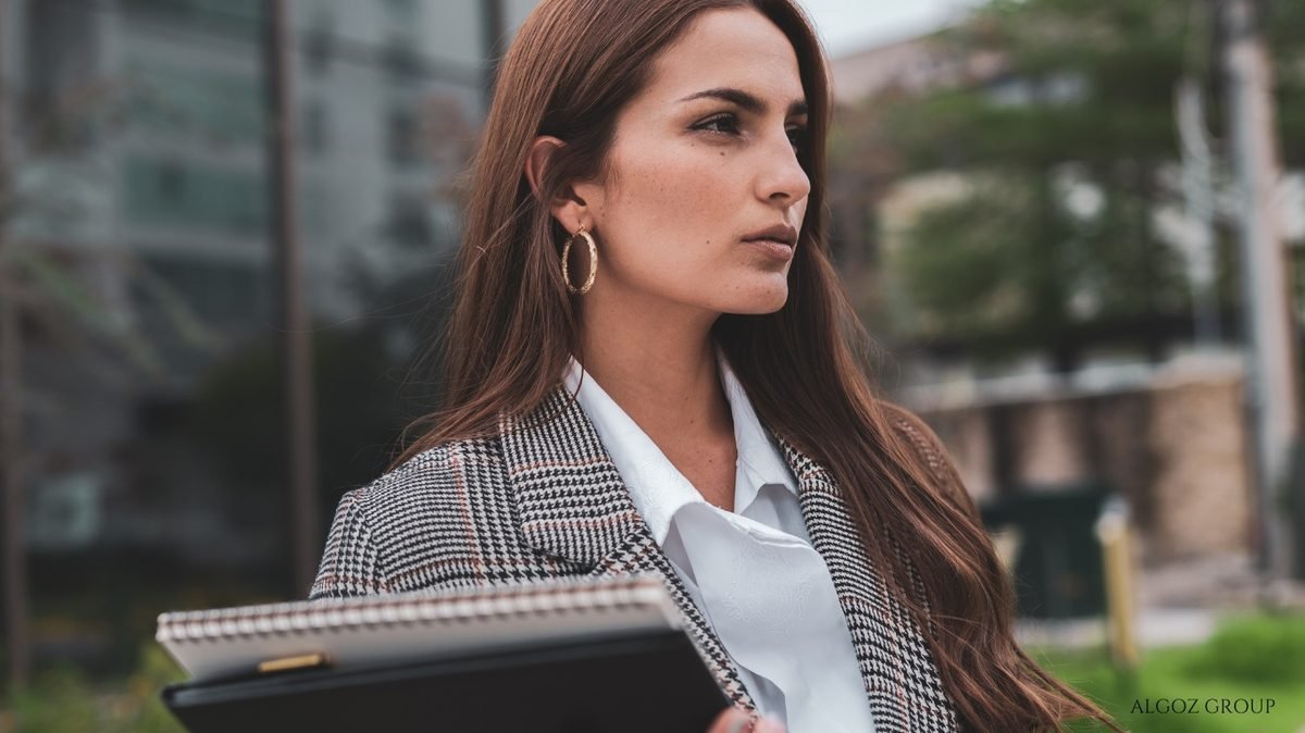 Algoz executive concierge assisting a client